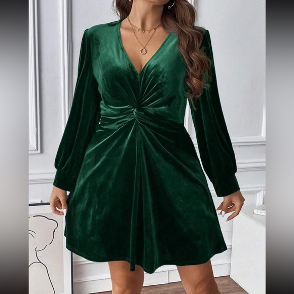 Luxe plus size twist front velvet dress - Picture 4 of 15